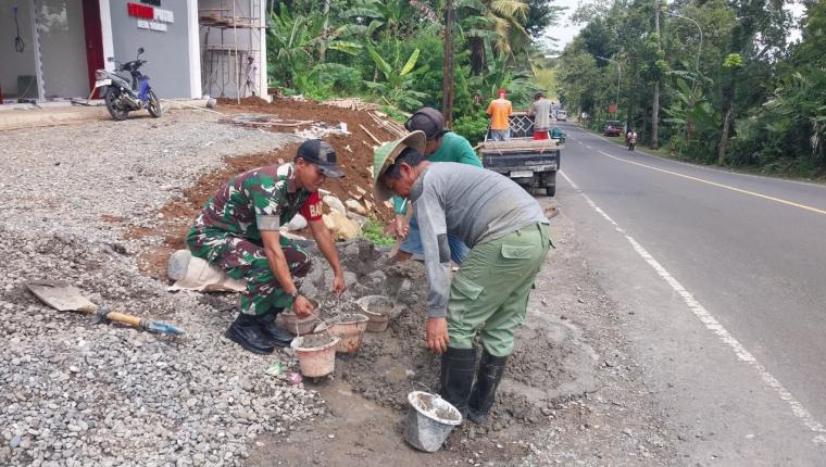 Babinsa Koramil 12 Sigaluh Awasi Pembangunan KDKMP di Desa Sigaluh