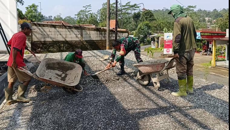 Babinsa Punggelan Dampingi Pembangunan KDKMP di Desa Petuguran