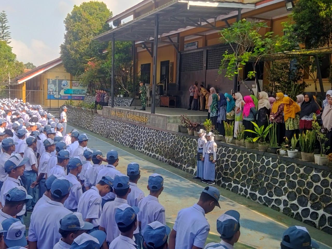 Danramil Bersama Forkopincam Karangkobar Apel Bersama Siswa Siswi SMA N 1 Karangkobar