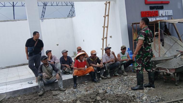 Babinsa Wanadadi Dampingi Pembangunan Atap KDKMP di Desa Medayu