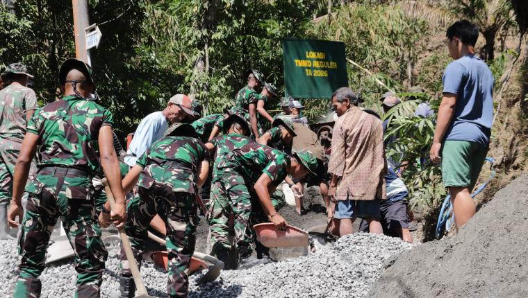 Bersatu di Atas Jalan Beton TNI Polri Pemerintah dan Warga Bangun Harapan di Gumelem Kulon