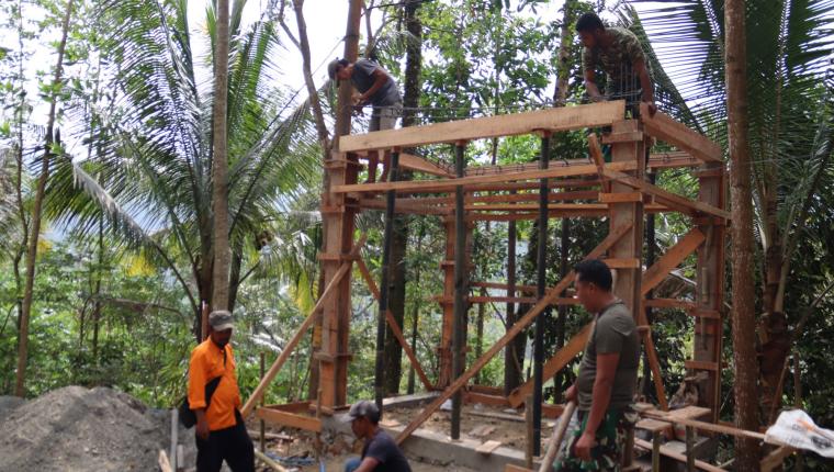Triyono dan Satgas TMMD Percepat Pembangunan Pos Kamling Progres Capai 40 Persen