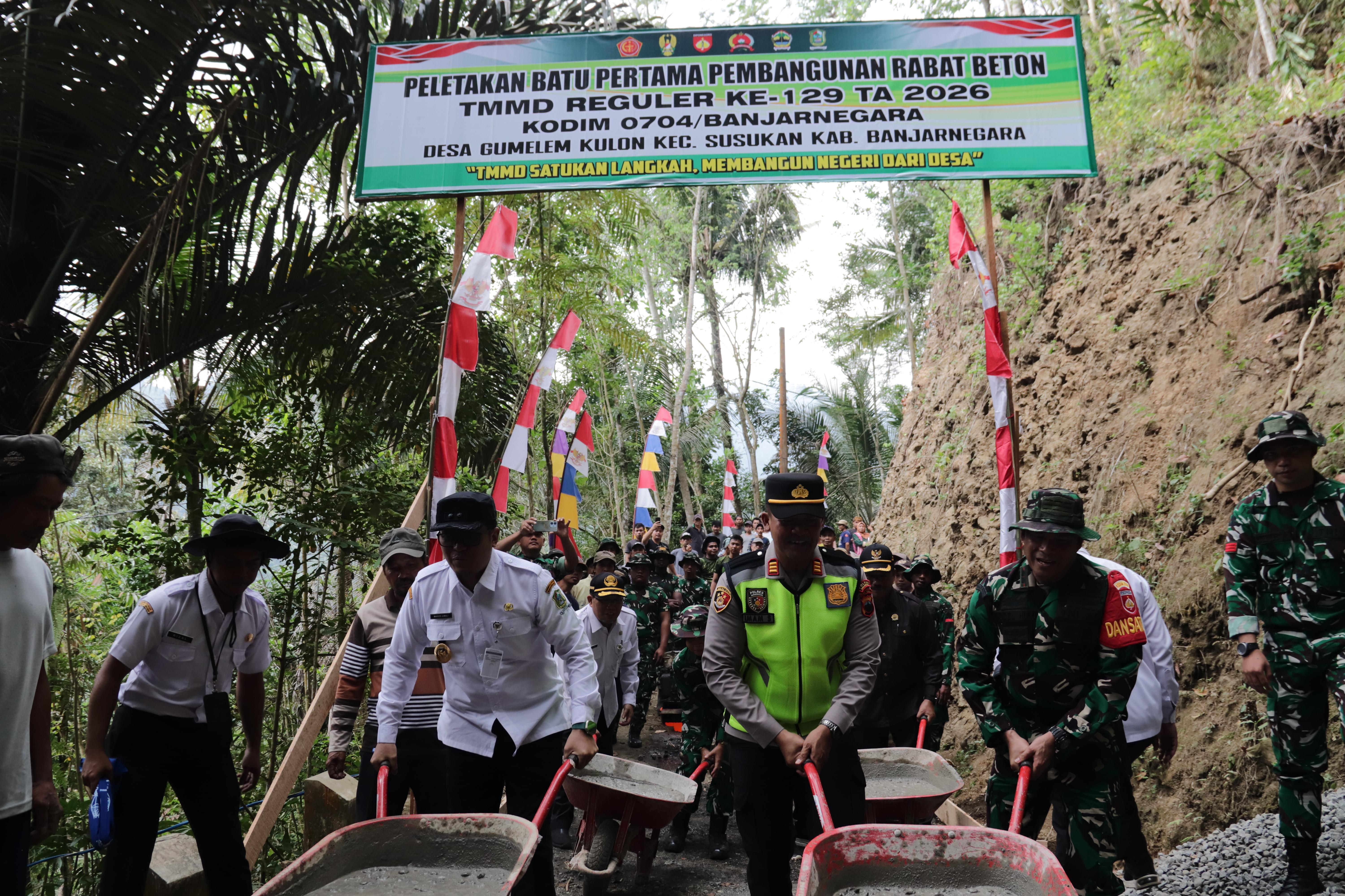 Awali Pengecoran Rabat Beton TMMD Reguler ke-129 Wakil Bupati dan Dandim Wujudkan Harapan Warga Gumelem Kulon