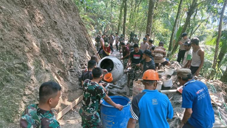 Kebersamaan TNI Polri dan Warga Pacu Pengecoran Jalan TMMD Capai 48 Persen
