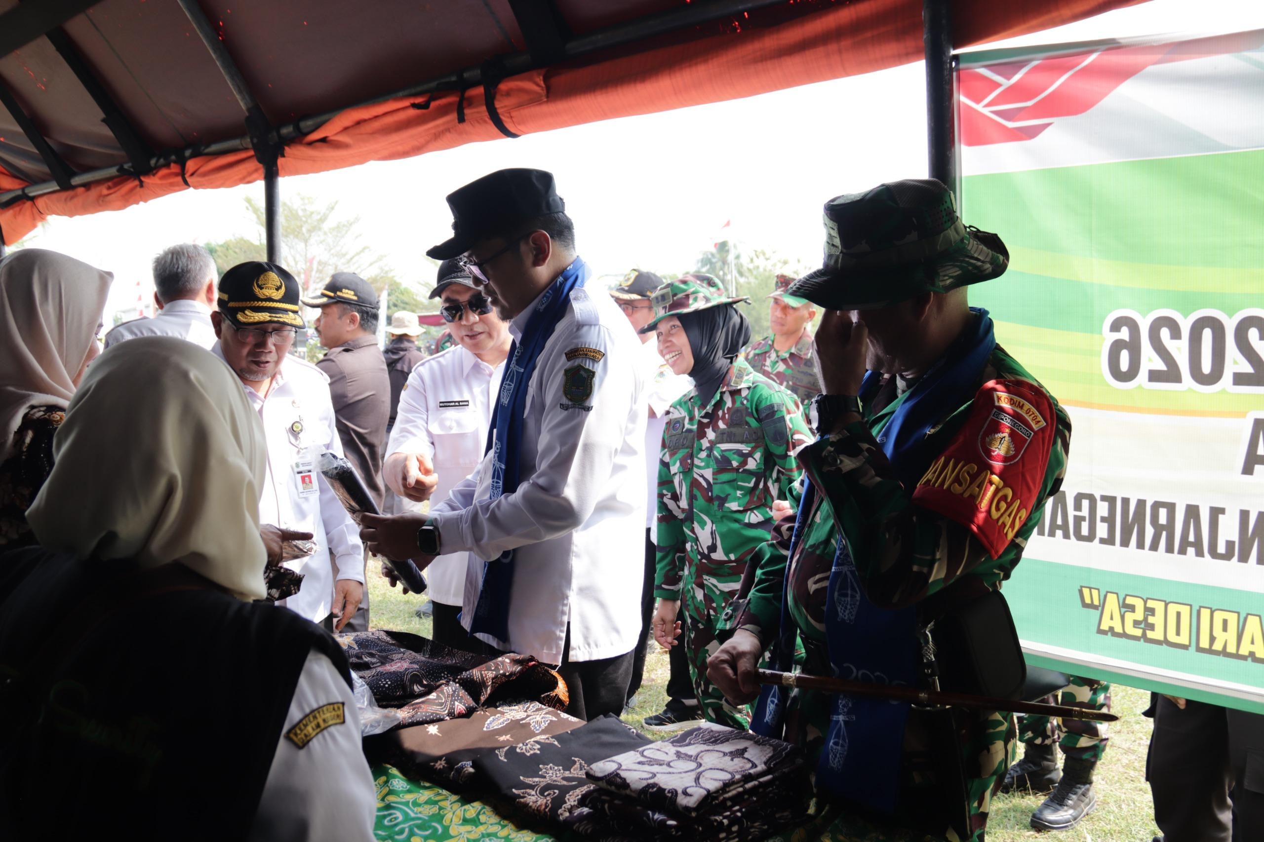 TMMD Bangkitkan Ekonomi Desa Dandim dan Wakil Bupati Tinjau Stan UMKM di Gumelem Kulon
