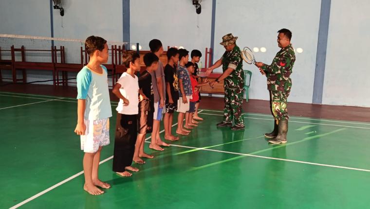 Senyum Anak Desa Warnai TMMD Satgas Bagikan Peralatan Olahraga di Gumelem Kulon