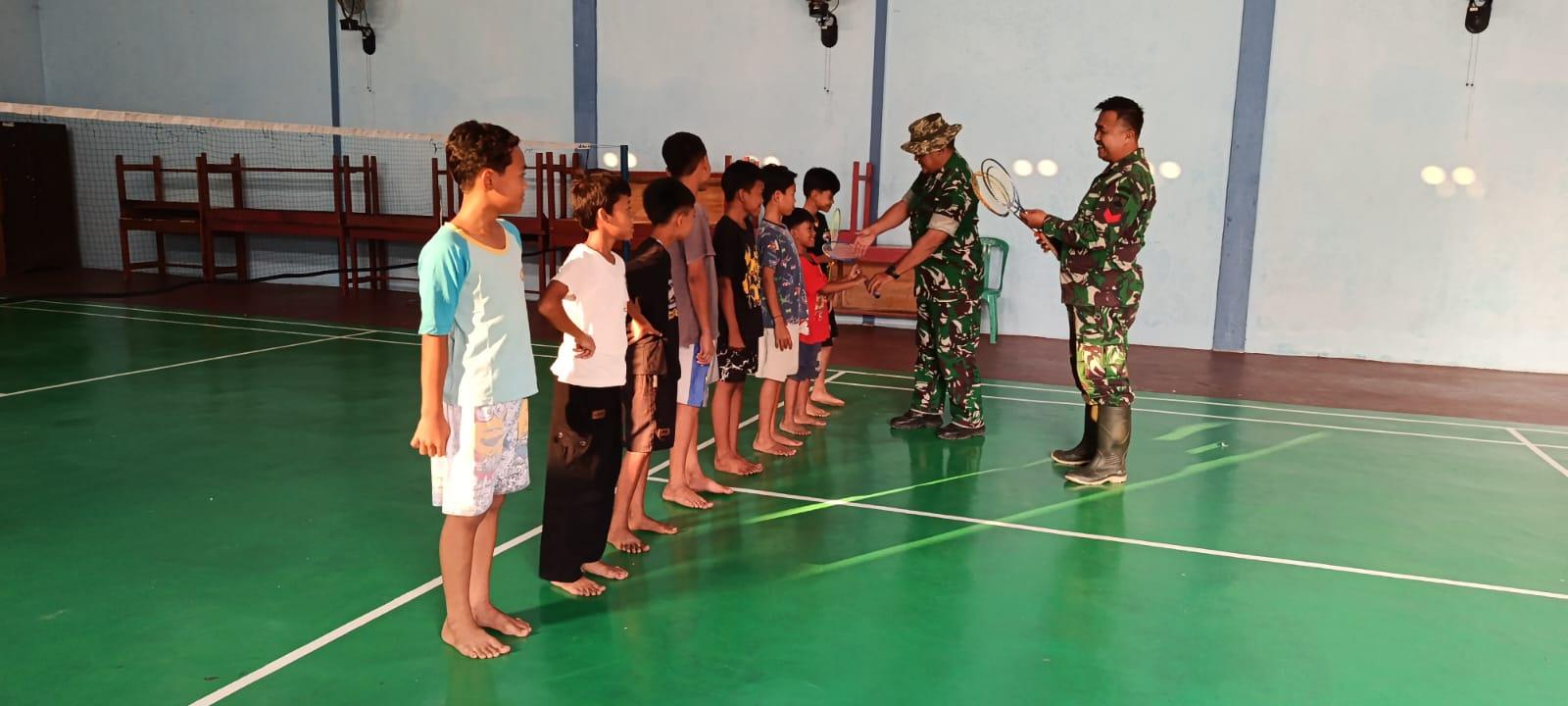 Senyum Anak Desa Warnai TMMD Satgas Bagikan Peralatan Olahraga di Gumelem Kulon