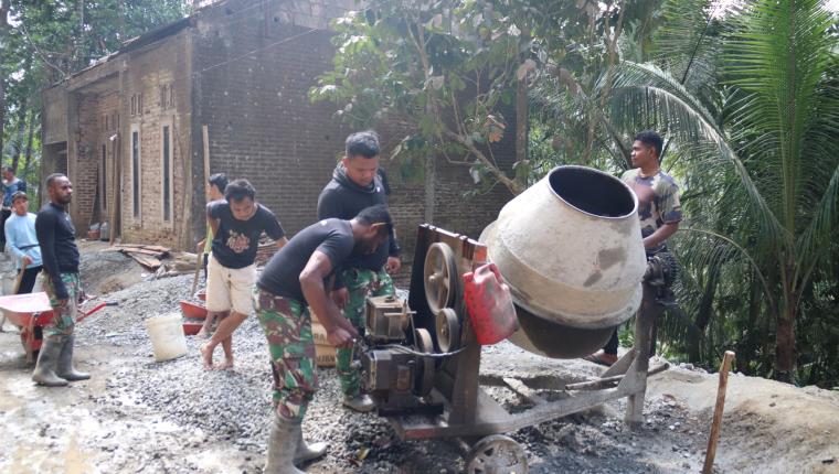 Pratu Lukas Setia di Samping Molen Menjaga Irama Pengecoran TMMD