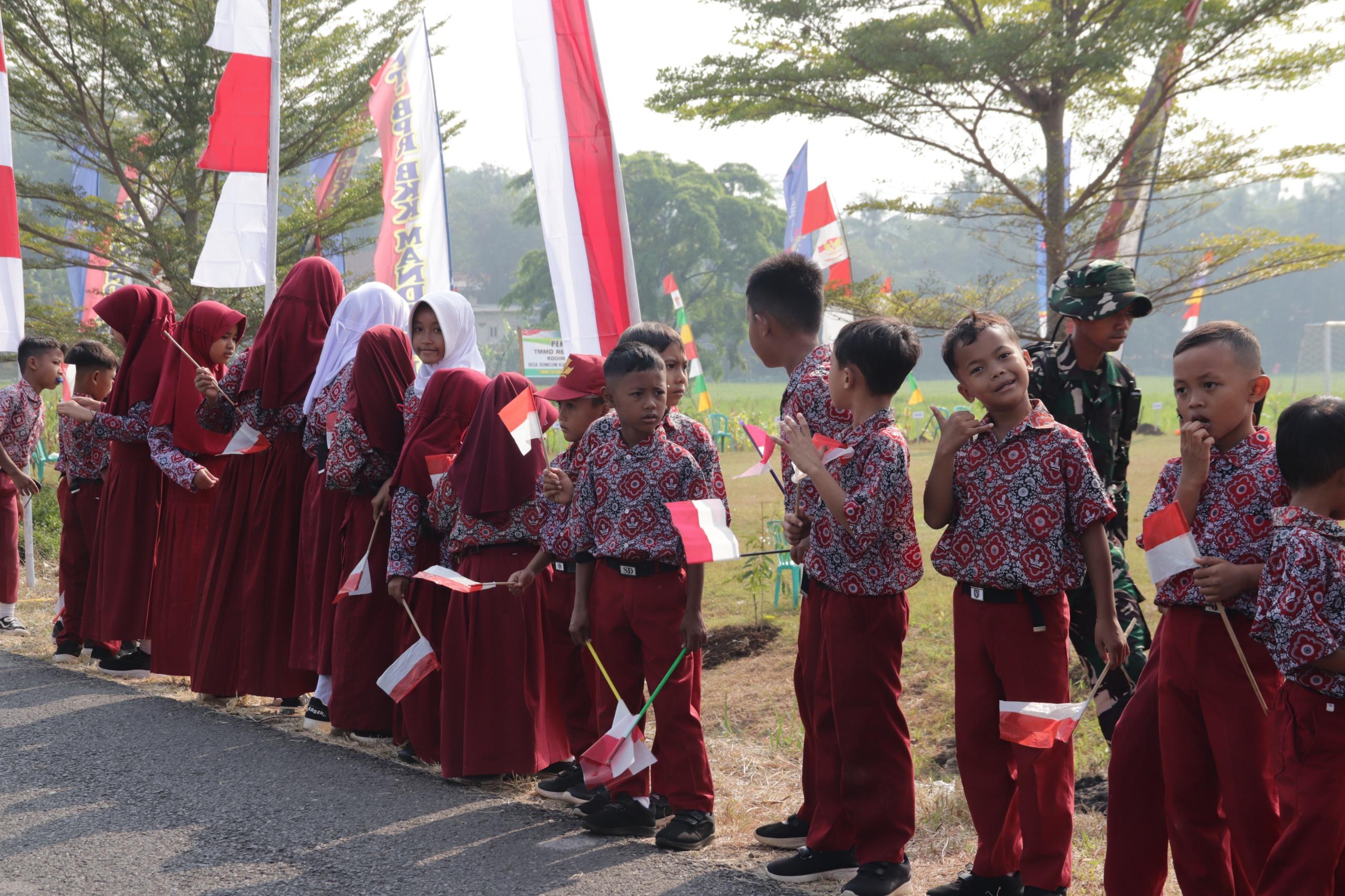 Pembukaan TMMD Reguler ke-129 Disambut Antusias Anak sekolah Serta Warga Gumelem Kulon