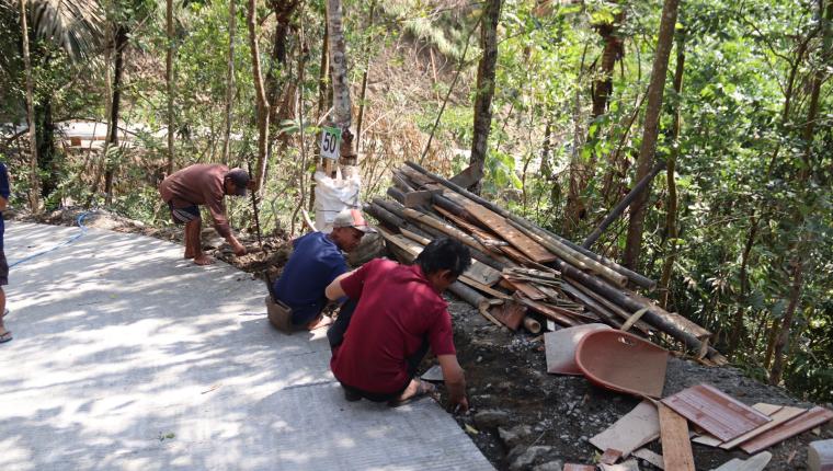 Pembereman Rabat Beton Tahap Akhir Satgas TMMD Sempurnakan Jalan Warga Gumelem Kulon