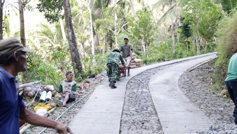 Serka Munasibun dan Warga Bahu-Membahu Langsir Semen Demi Percepatan TMMD