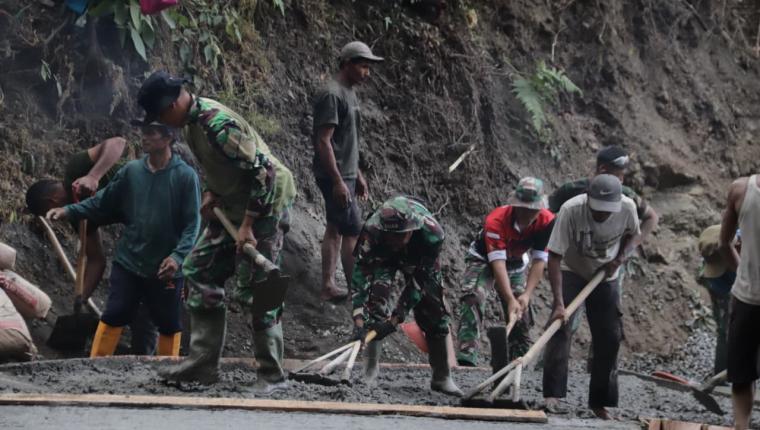 Serka Munasibun dan Warga Berpacu Waktu Rampungkan Rabat Beton TMMD