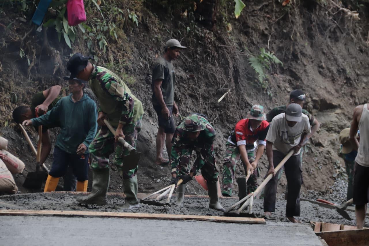 Serka Munasibun dan Warga Berpacu Waktu Rampungkan Rabat Beton TMMD