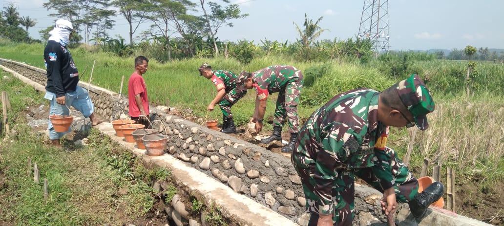 Bersama Poktan Petani dan Babinsa Perbaiki Saluran Irigasi di Banjarnegara