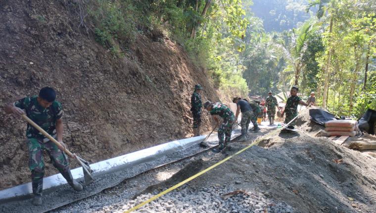 Talang Seng Jadi Andalan Percepat Pengecoran Jalan TMMD di Dusun Kunir
