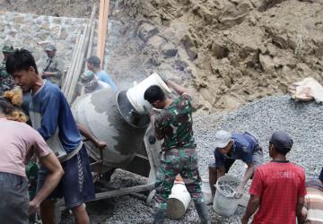 Pratu Farhan Berjibaku dengan Material Demi Percepat Pengecoran Jalan TMMD