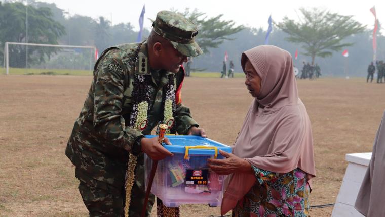 Danrem 071 Wijayakusuma Berikan Bingkisan Sembako Lengkapi Kesan Humanis Penutupan TMMD ke-129