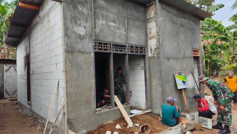 Rumah Pak Toid Kian Layak Huni Pemasangan Keramik Jadi Tanda RTLH Hampir Rampung