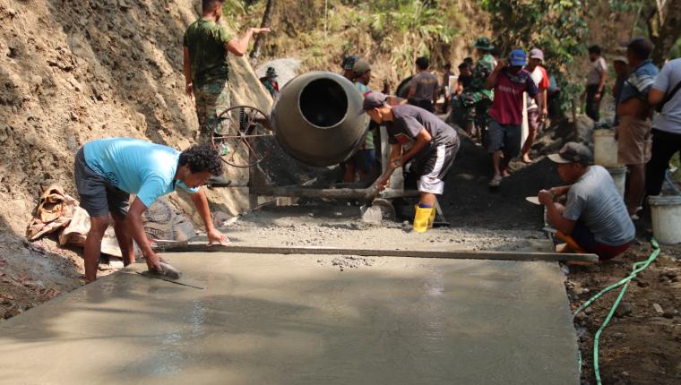 Saling Bahu Membahu Semangat Gotong Royong Hidupkan TMMD di Gumelem Kulon