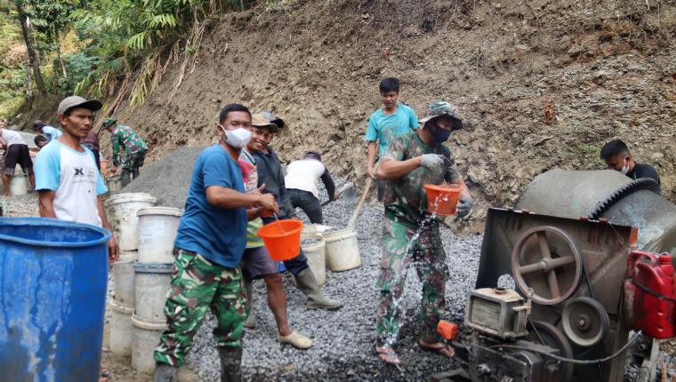 Satgas TMMD Reguler ke-129 dan Warga Kompak Langsir Air