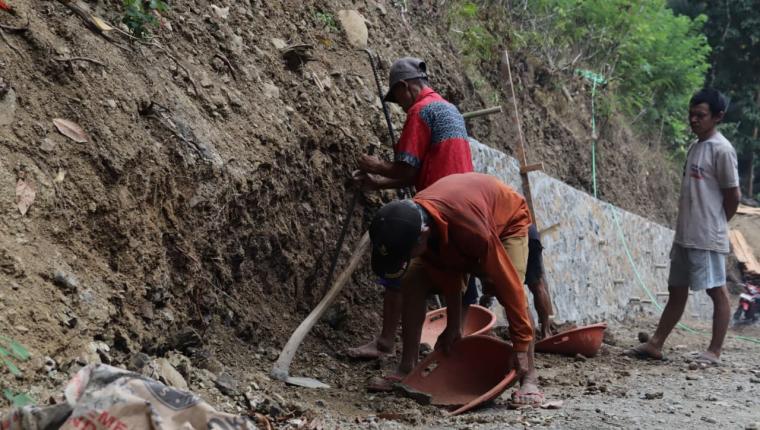 Di Usia 85 Tahun Karmudi Tetap Mengayun Cangkul Demi Suksesnya TMMD
