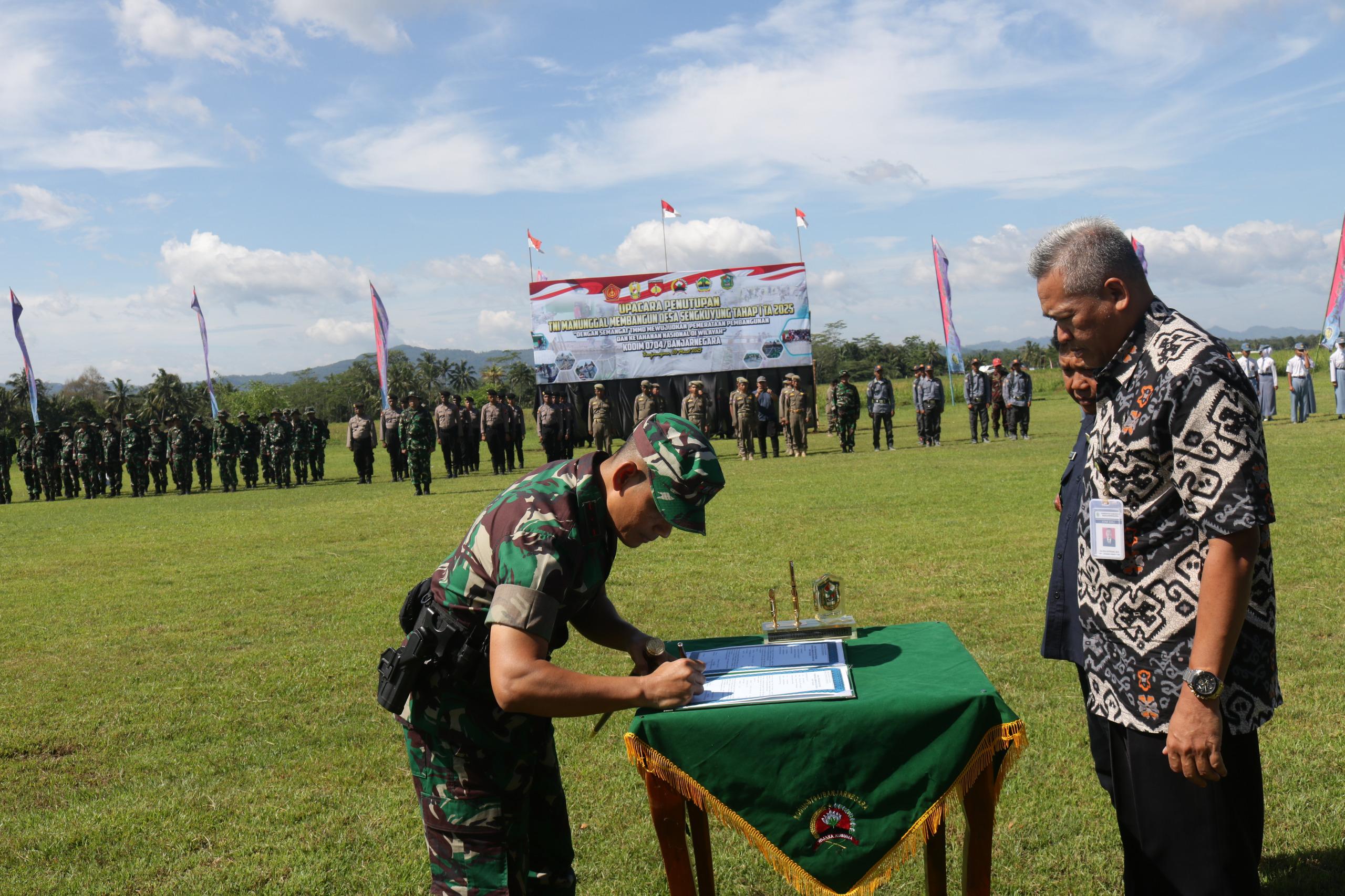 Dandim Letkol Czi Teguh Prasetyanto Tutup TMMD Sengkuyung di Banjarnegara