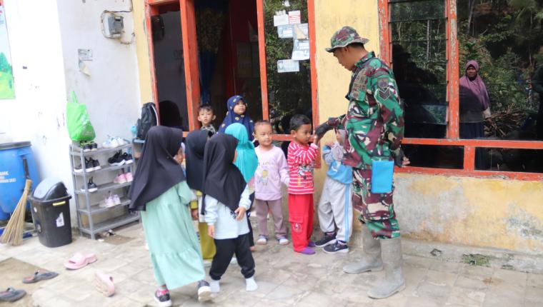 Serka Munasibun Jadi Idola Anak PAUD di Tengah Kesibukan Pembangunan TMMD