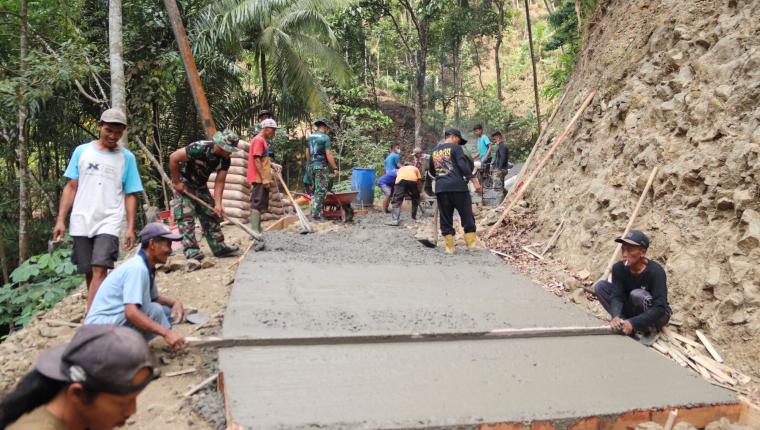 Ratakan Cor Wujud Gotong Royong TMMD Reguler ke-129 Gumelem Kulon