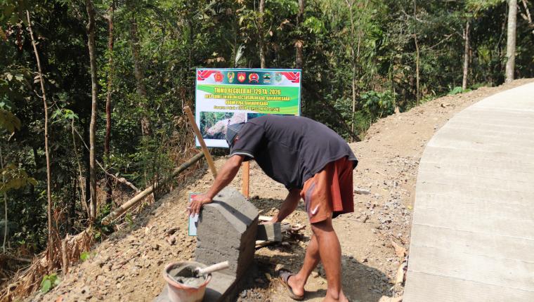 Sentuhan Akhir Eko Pembatas Jalan TMMD Mulai Terlihat Rapi