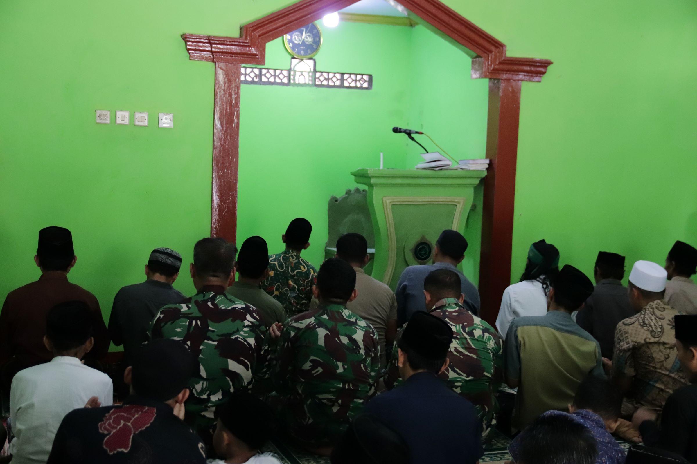 Di Tengah TMMD Peltu Widodo Pererat Kebersamaan Lewat Salat Berjamaah Bersama Warga