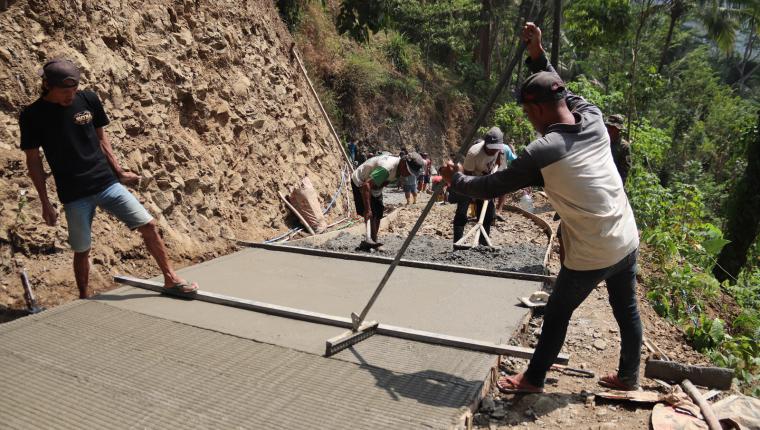 Sentuhan Akhir di Permukaan Beton Ketelitian Samsi Menentukan Kualitas Jalan TMMD