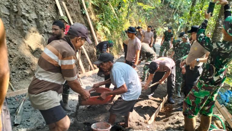 TNI Polri dan Warga Bersatu Rabat Beton TMMD Jadi Simbol Kekuatan Gotong Royong