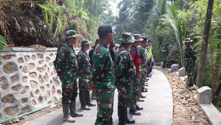 Danramil Pimpin Satgas TMMD Wujudkan Jalan Impian Desa