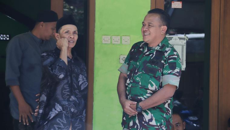 Kehangatan Komsos Peltu Widodo Menguatkan Kebersamaan TNI dan Warga di Lokasi TMMD