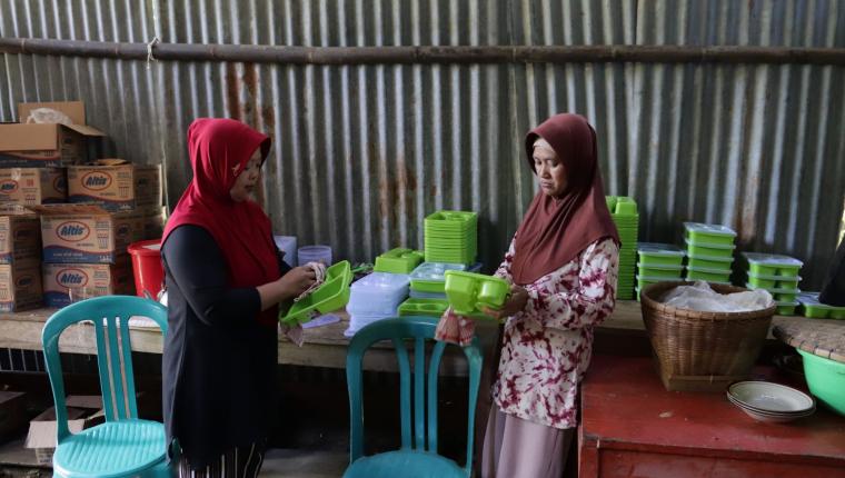 Ketulusan Bu Miswati Menyiapkan Makanan Untuk Satgas TMMD Reg 129