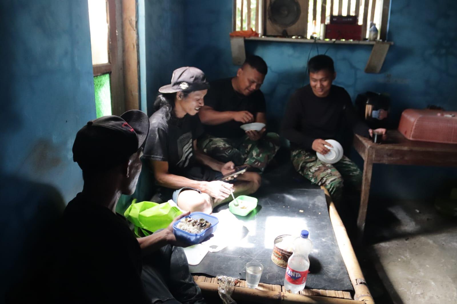 Lesehan Hangat Pererat TNI dan Warga