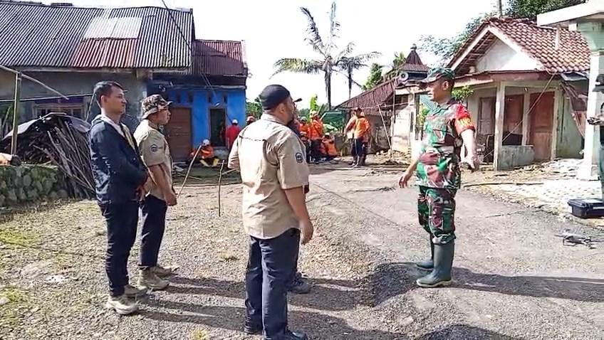 Dandim Banjarnegara Tinjau Pergerakan Tanah di Situkung