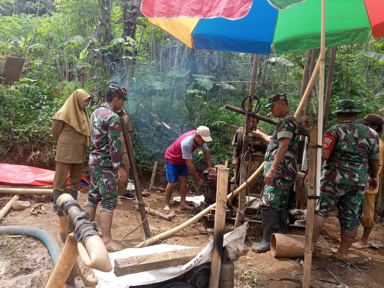 Babinsa Dampingi Pembuatan Sumur Bor untuk Ketahanan Pangan