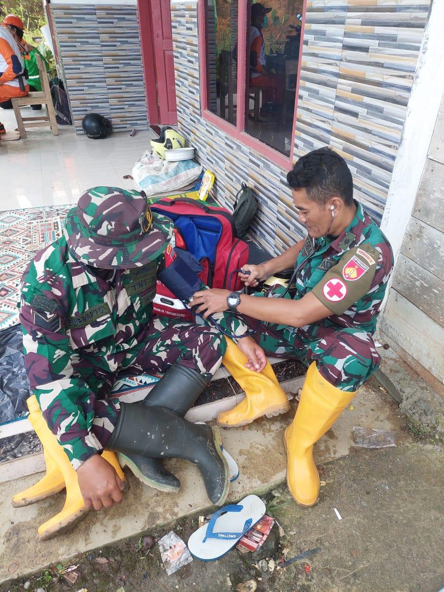 Tim Kesehatan TNI Beri Pelayanan bagi Pengungsi Longsor