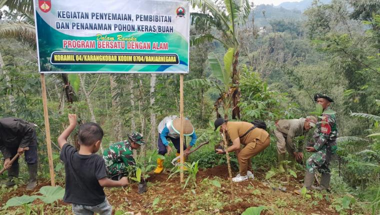 Bersatu dengan Alam Koramil 04 Karangkobar dan Warga Tanam 700 Pohon Kopi untuk Penghijauan