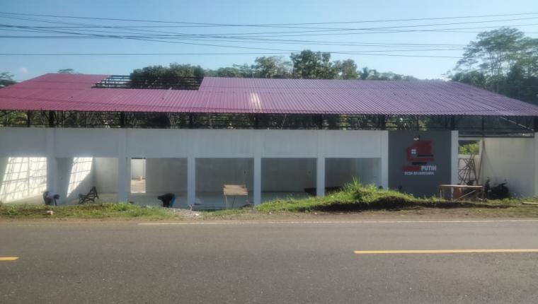 Babinsa Dampingi Pemasangan Keramik Pembangunan KDKMP di Desa Bojanegara