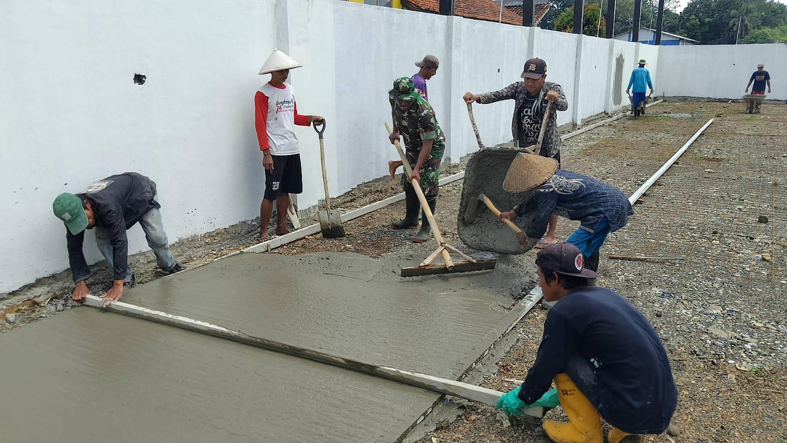 Babinsa Dampingi Pengecoran Lantai Pembangunan KDKMP di Desa Karangjati