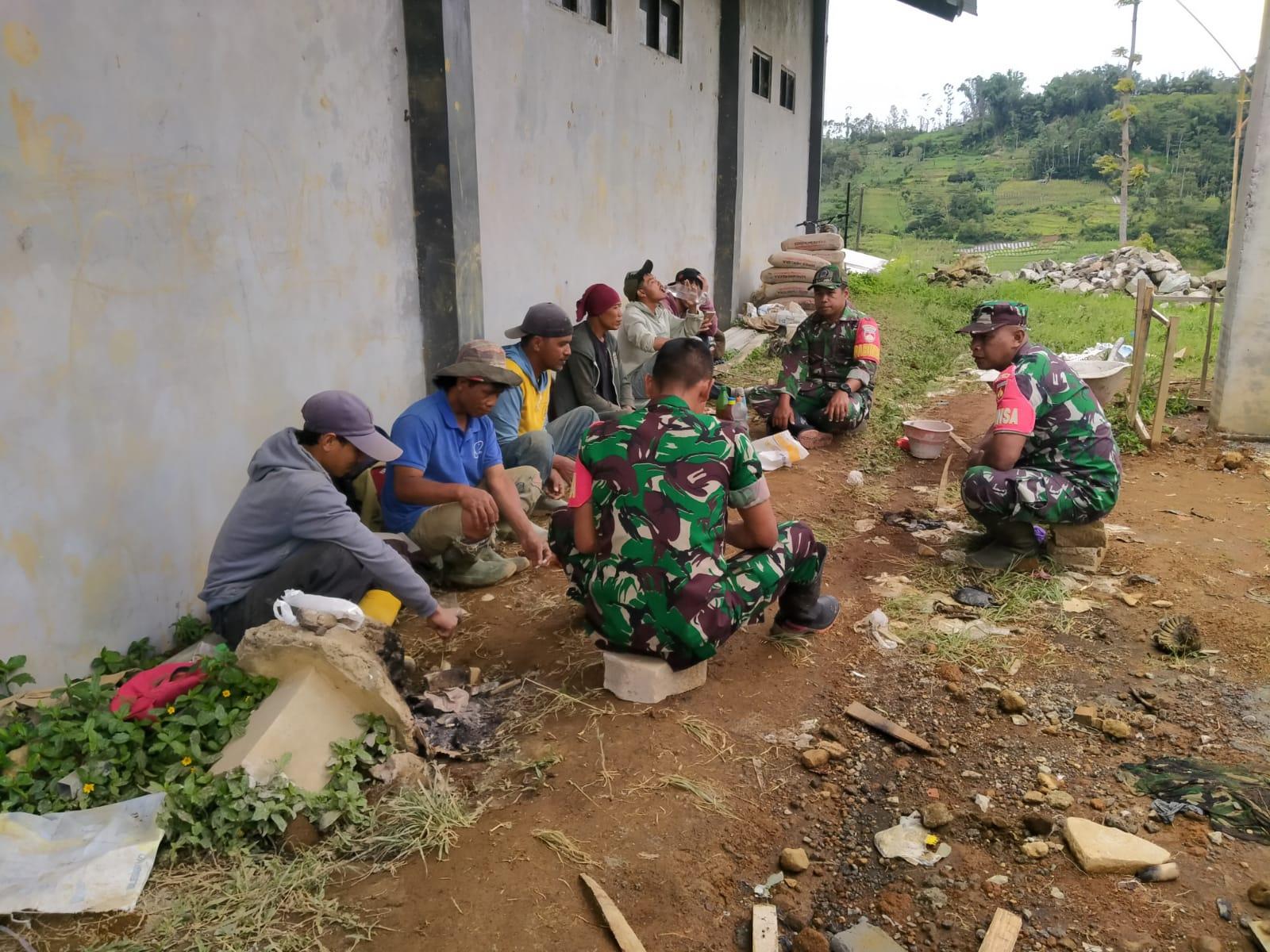 Babinsa Berikan Motivasi Pekerja Pembangunan KDKMP di Desa Penusupan