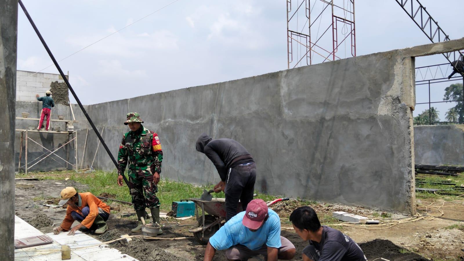 Babinsa Dampingi Pembangunan KDKMP Desa Linggasari