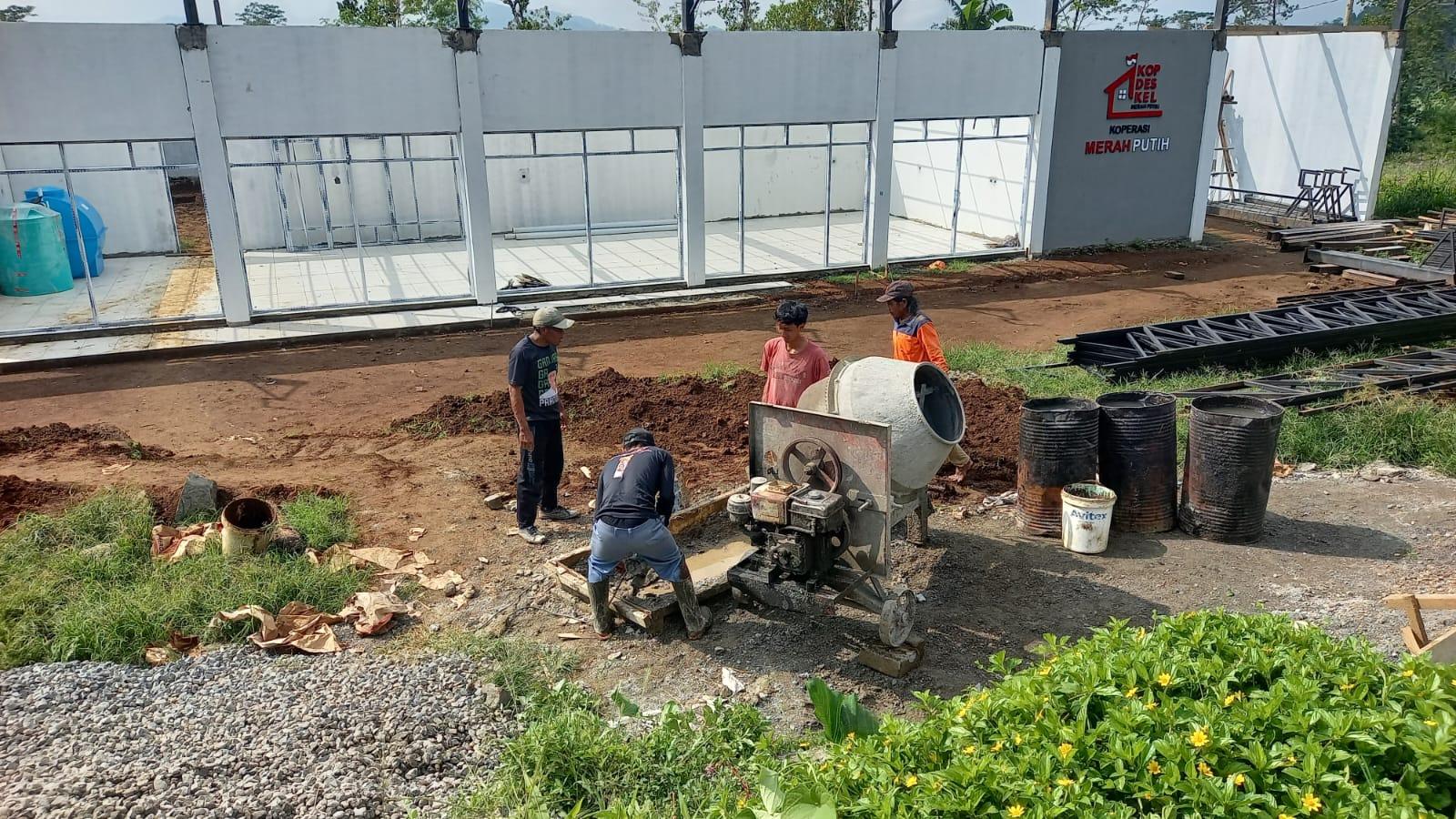 Dinding Dirapikan Struktur Diperkuat KDKMP Gumelar Terus Berproses