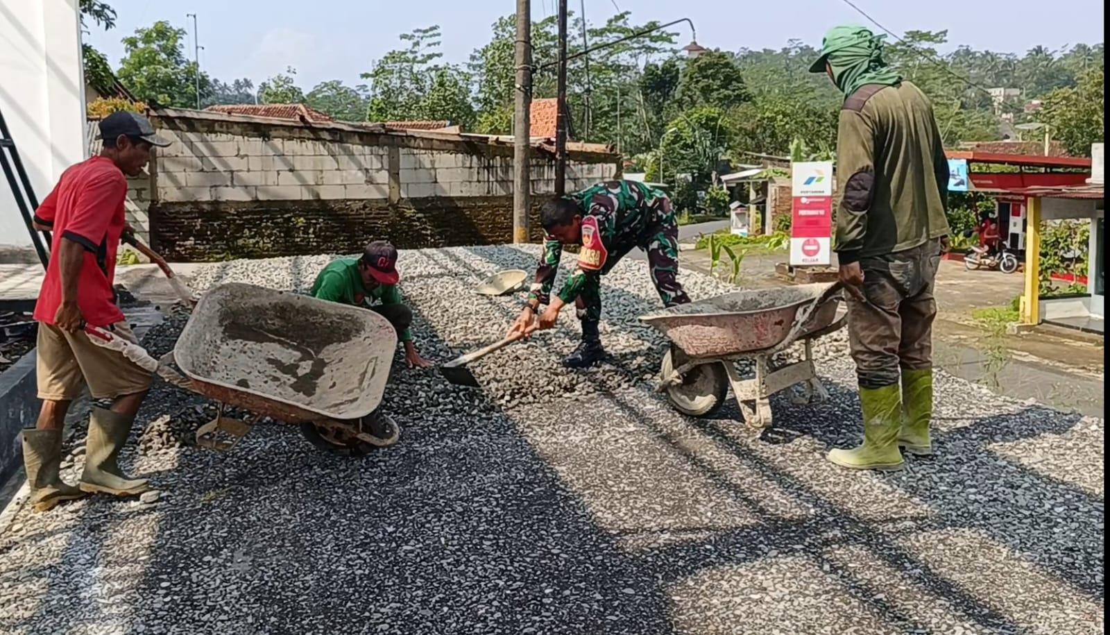 Babinsa Punggelan Dampingi Pembangunan KDKMP di Desa Petuguran