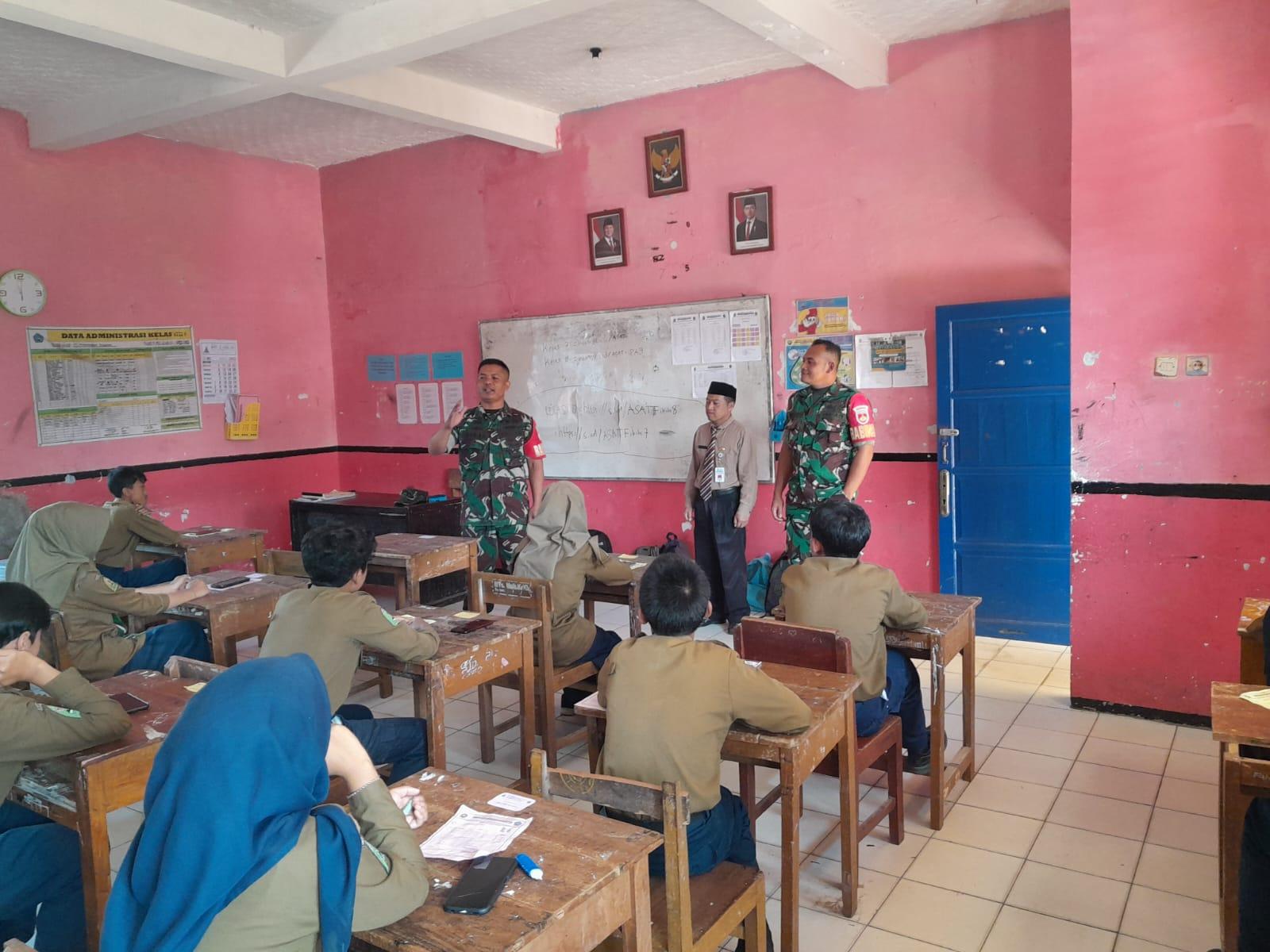 Tanamkan Semangat Cinta Tanah Air Babinsa Koramil 04 Karangkobar Beri Wasbang di MTs Muhammadiyah Karangkobar