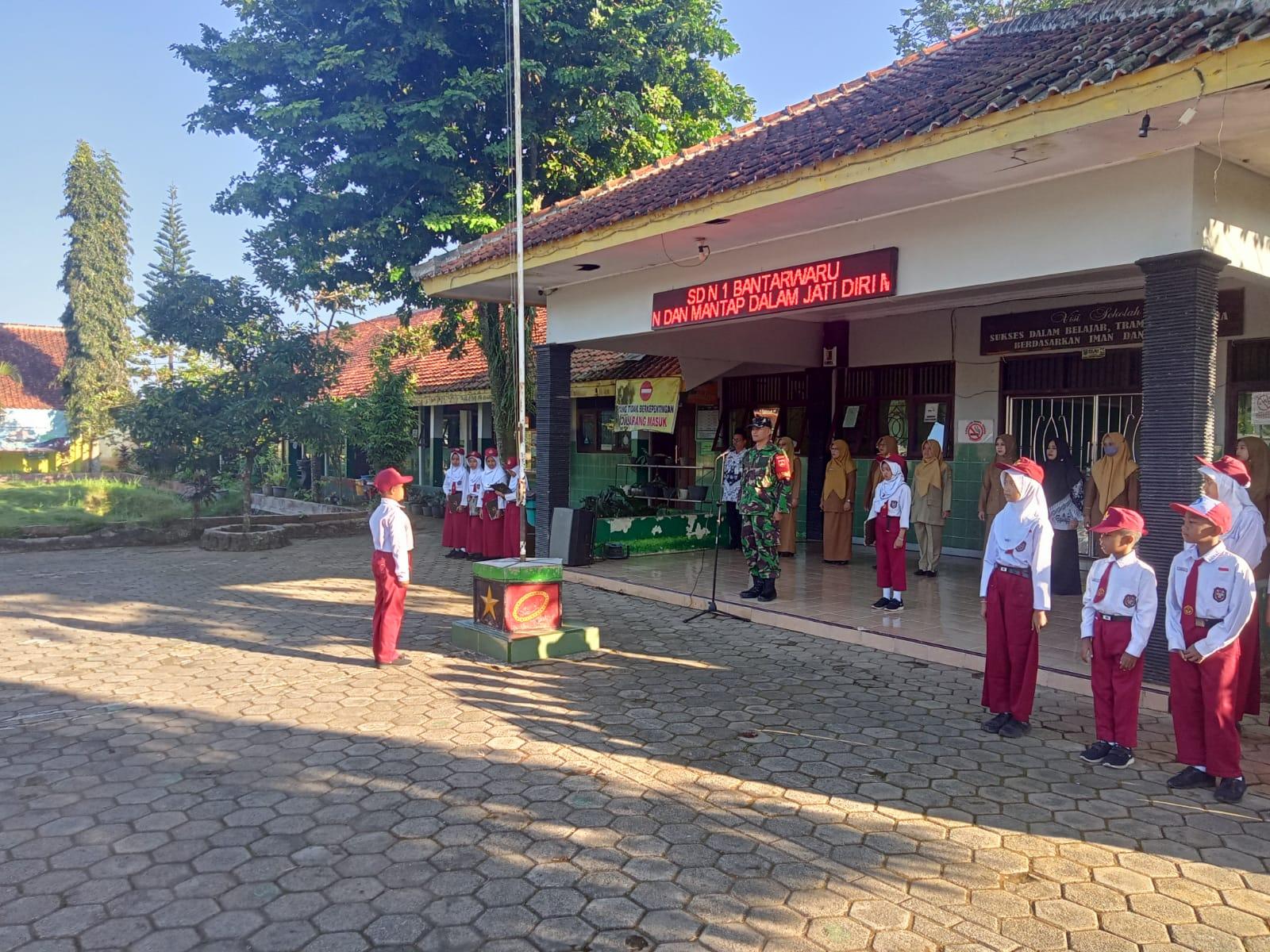 Tanamkan Semangat Cinta Tanah Air Babinsa Jadi Pembina Upacara di SDN 1 Bantarwaru
