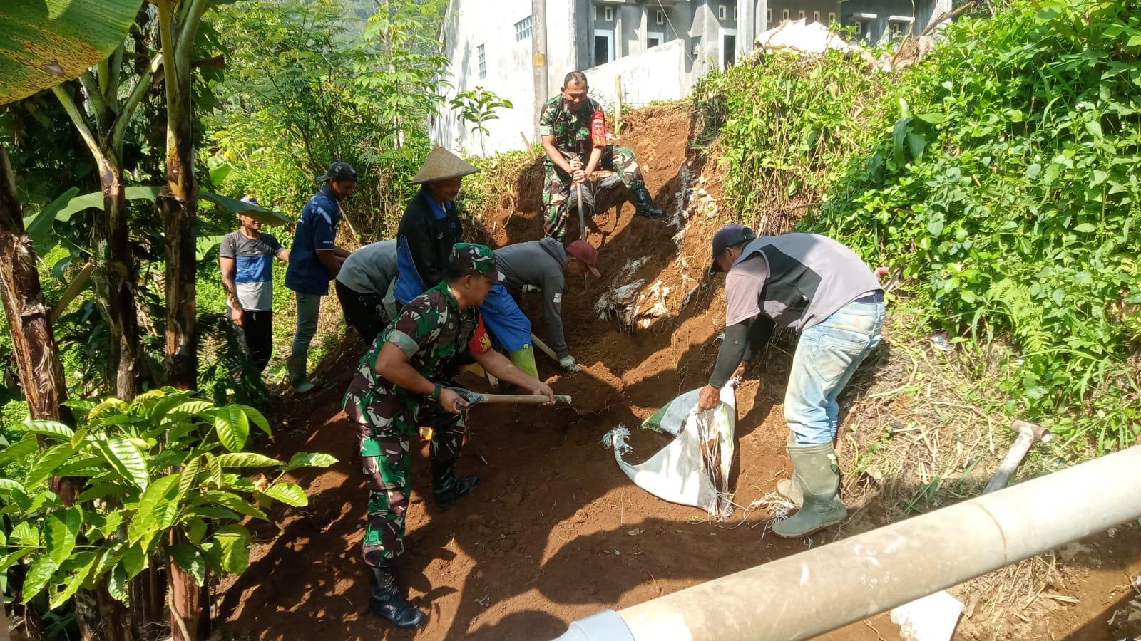 Gotong Royong Babinsa dan Warga Bangun Talud Antisipasi Longsor di Desa Sampang