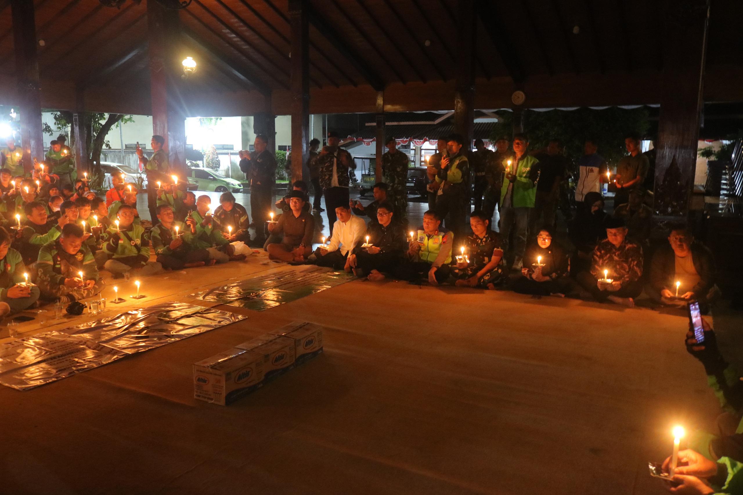 Doa Bersama dan 1.000 Lilin Ojol Banjarnegara Gelar Kegiatan Solidaritas